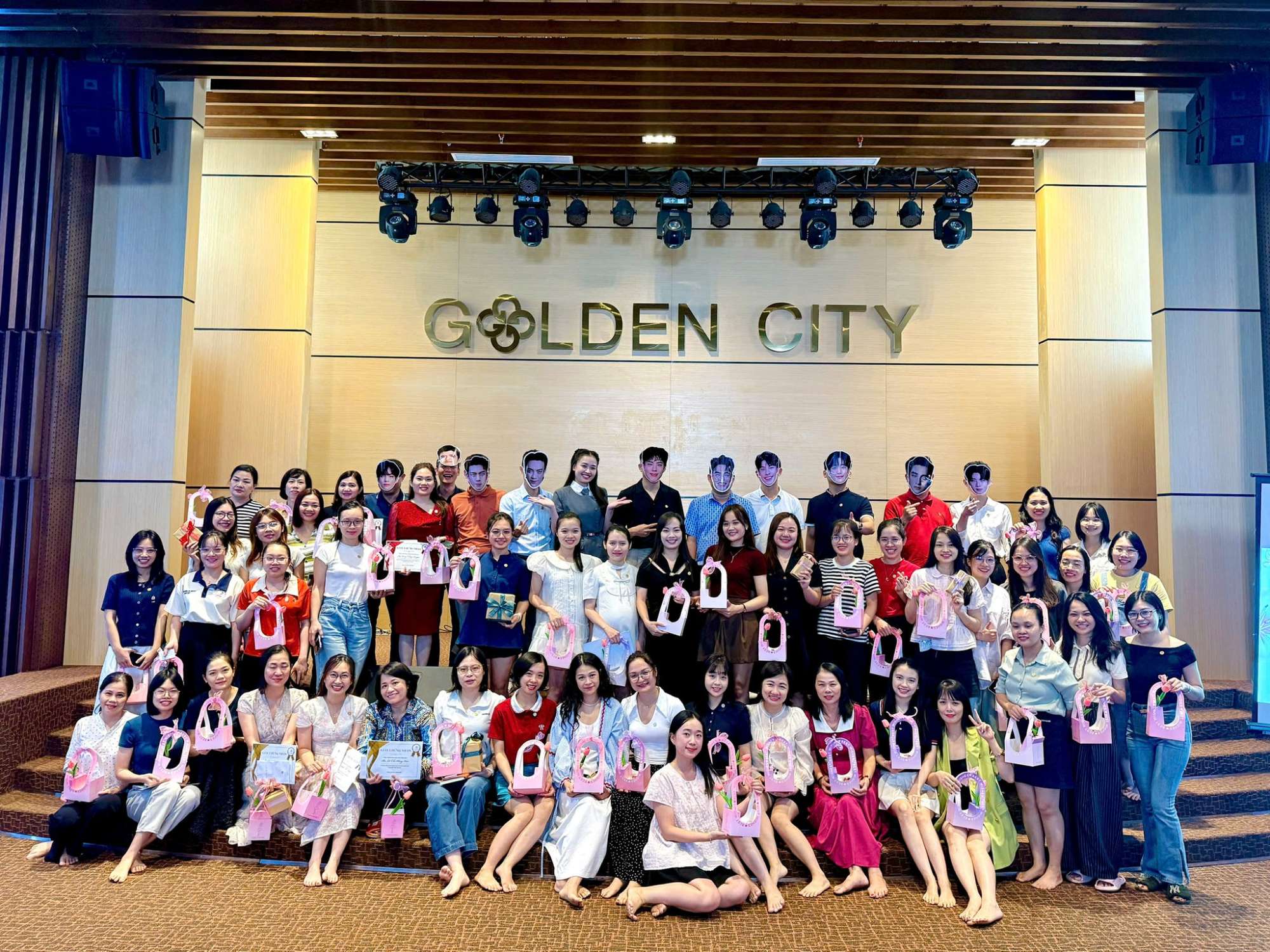 <strong>20/10 TRỌN VẸN DÀNH CHO MỘT NỬA YÊU THƯƠNG</strong>