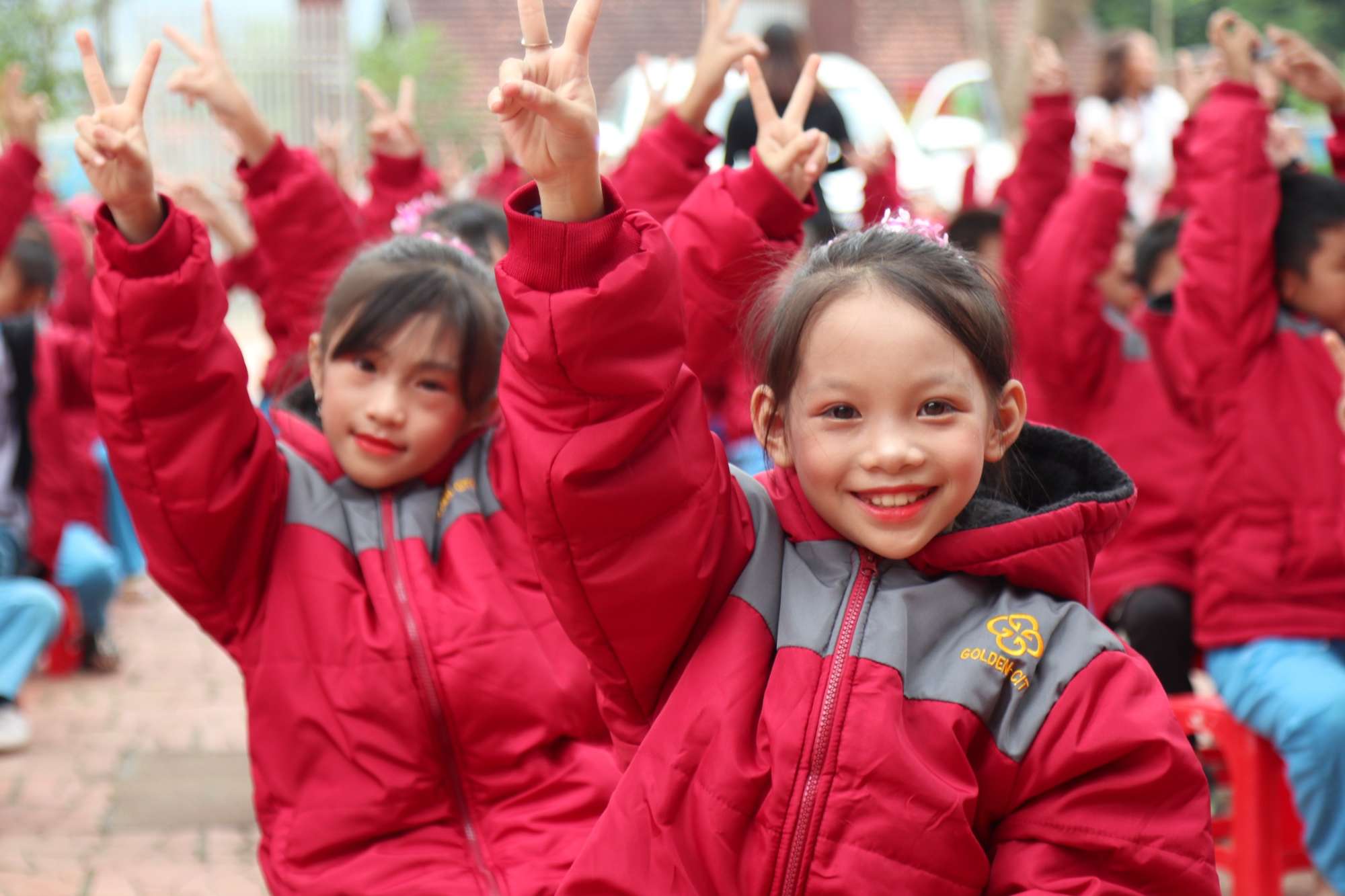 Trao tặng 1.000 áo ấm cho trẻ em vùng cao miền Tây xứ Nghệ