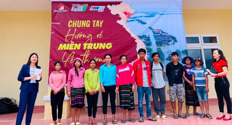 Golden City cùng với Câu lạc bộ Golf V36MR và Truyền hình Cáp Nghệ An thăm hỏi, trao quà cho bà con vùng lũ tại Quảng Bình