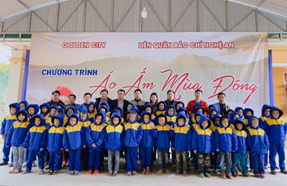 Golden City gives 1,200 warm clothes to children in the highlands of Nghe An